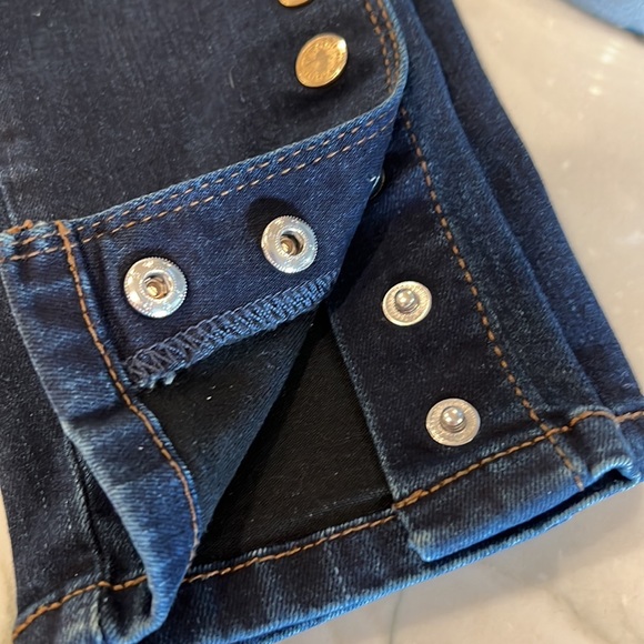 WHBM The Skimmer Jeans with Decorative Buttons at the Legs. - Picture 8 of 8